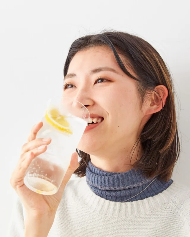 Lemon water is a great way to hydrate & refresh the body 🍋💦 A good source of vitamins C and B and minerals such as calcium and magnesium, lemon water has also been known to support weight loss and the immune system, aid digestion, and improve skin quality. It has also been said to be good for the cardiovascular and muscular system 💪, which makes it an ideal drink for before and after exercise. 🚴‍♂️ How to make lemon water: Recipe by @medicalmedium Ingredients: • 1/2 lemon • 16 ounces water (2 cups) Directions: Squeeze half a lemon into 16 ounces of water and drink in the morning. You can also drink more throughout the day to flush and hydrate the body. #HealingwithCFH #lemonwater #detoxrecipe #medicalmediumcommunity #medicalmedium #cleanerlifestyle #clearskin #foodforourhealth #eatwellbewell #glowfromwithin